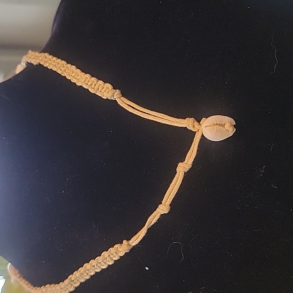 Cowrie Shell Macrame Necklace with pink beads - Picture 4 of 7